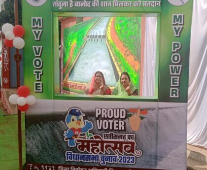 आदर्श मतदान केन्द्र झलमला में सास बहु संग गई मतदान करने