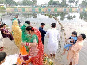 छठ व्रतधरिनयों ने तालाब मे डूबते सूरज को दिया अर्ध्य