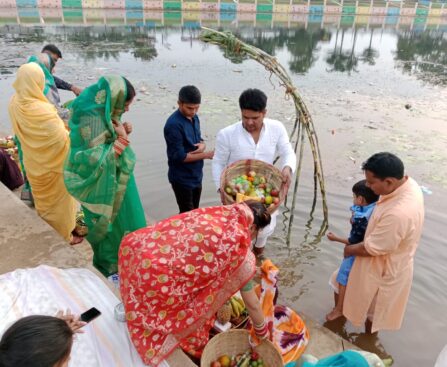 छठ व्रतधरिनयों ने तालाब मे डूबते सूरज को दिया अर्ध्य