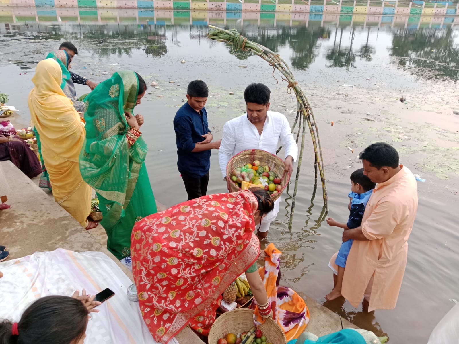 छठ व्रतधरिनयों ने तालाब मे डूबते सूरज को दिया अर्ध्य