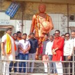 शहीद वीर नारायण सिंह दिवस पर कार्यकर्ताओं ने किया माल्यार्पण