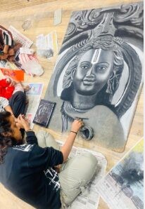 रायपुर में युवती ने बनाई हूबहू श्री रामलला की तस्वीर