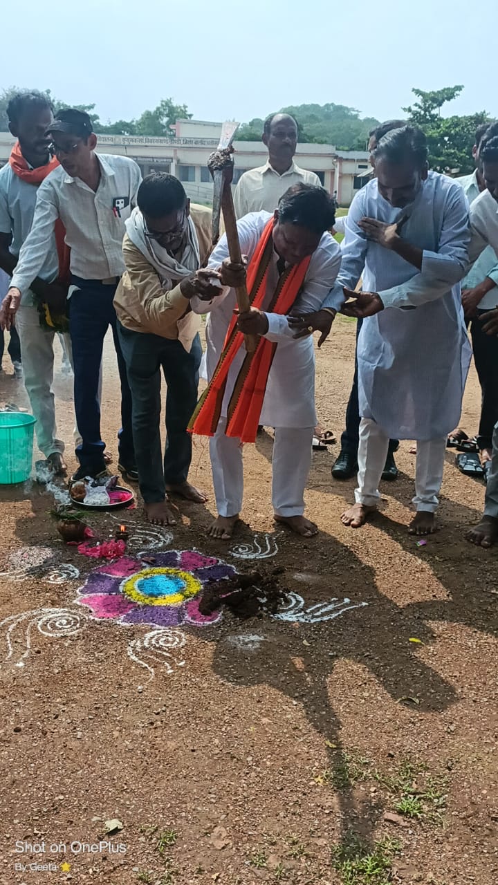 स्वामी आत्मानंद विद्यालय मे बाउंड्रीवॉल निर्माण का भूमि पूजन