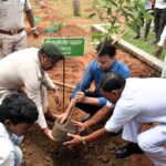 वृक्षारोपण अभियान में अधिकारी-कर्मचारियों ने किया वृक्षारोपण