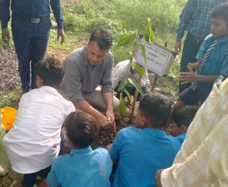 कलेक्टर ने हिन्दी माध्यम विद्यालय लाटाबोड़ में किया पौधरोपण